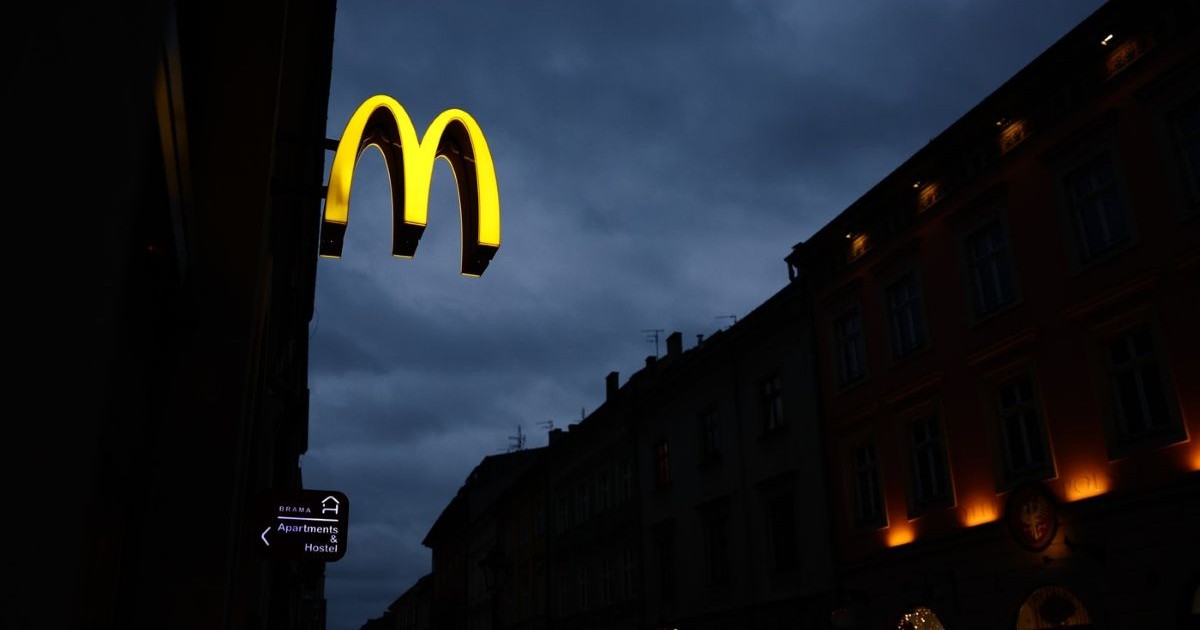 Restaurant McDonald's la stradă