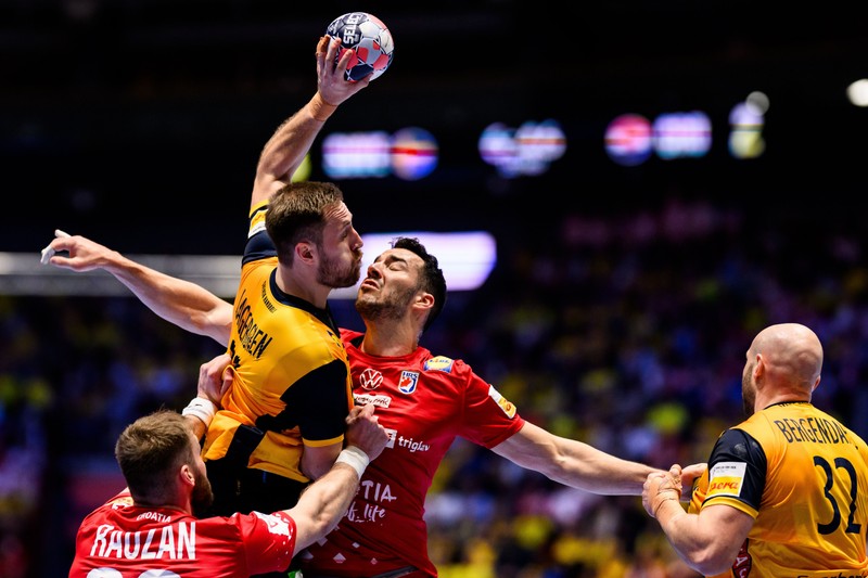 Suedezul Albin Lagergren (în galben), în duel cu croatul Zvonimir Srna. Foto: Profimedia