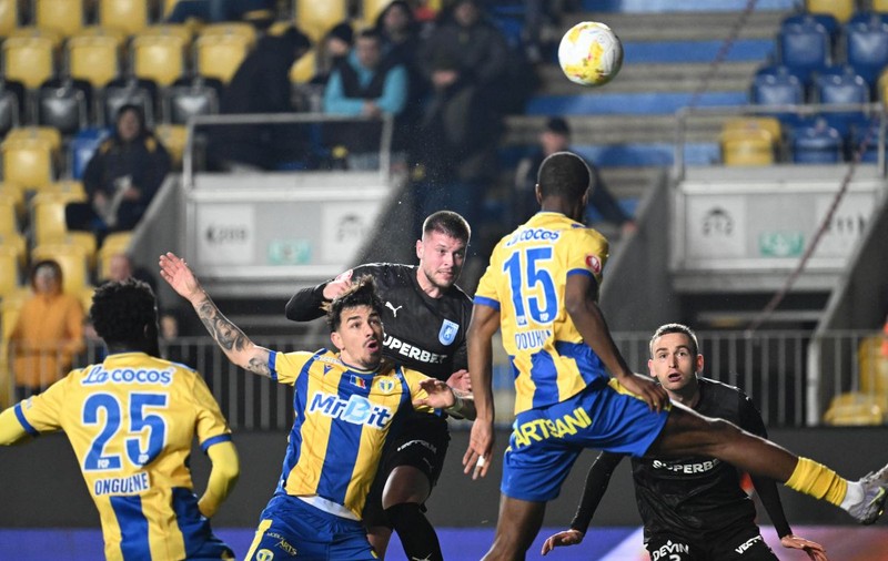 Petrolul Ploiești a fost învinsă clar de Universitatea Craiova, care redevine liderul campionatului
