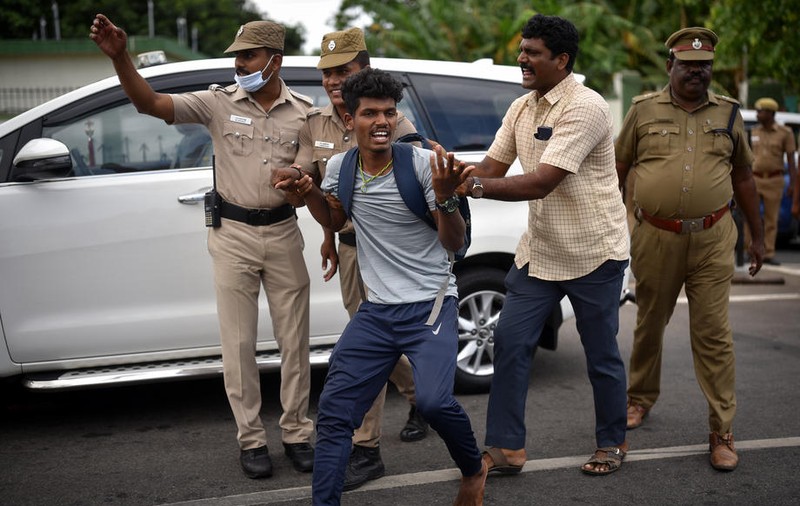 Trenuri incendiate în India, în urma protestelor violente față de noile contracte scurte de muncă pentru militari
