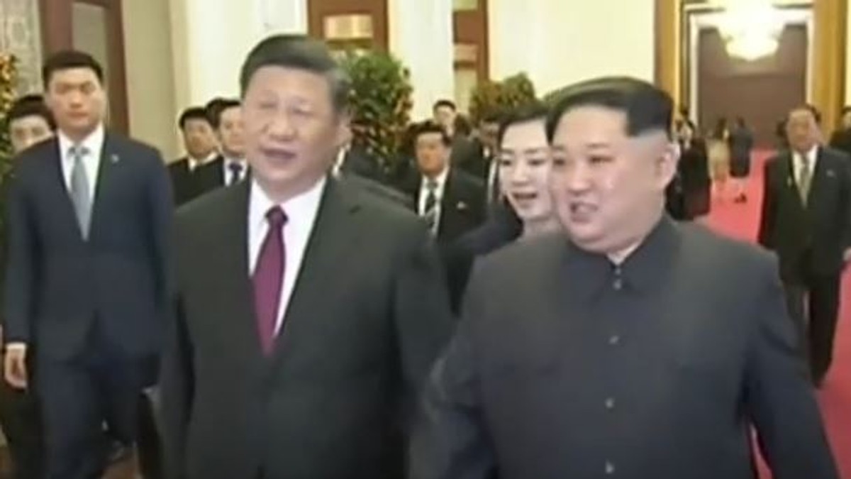 China salută anunţul Coreei de Nord privind suspendarea testelor nucleare. Președintele chinez Xi Jinping, în stânga, alături de liderul nord-coreean Kim Jong-un
