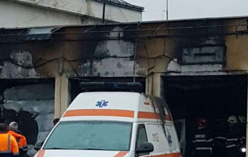 O stație de ambulanțe din Neamț a ars noaptea trecută