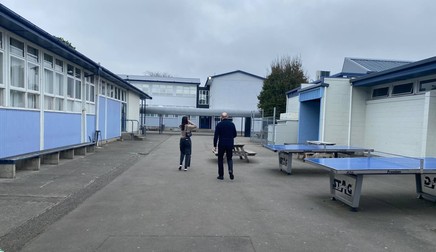Mese de ping-pong în curtea școlii