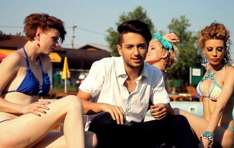Dereck a lansat videoclipul piesei “Siente” (remix)!