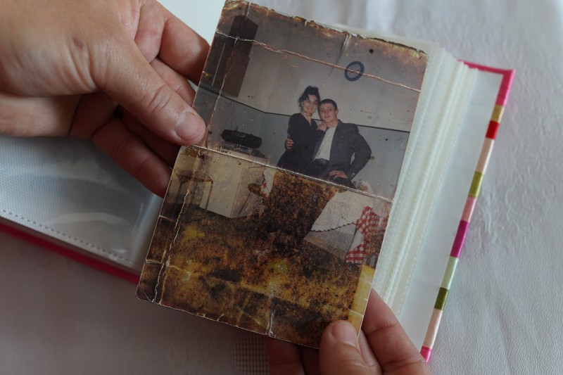 La casa părinților ei, Mihaela Gherguț, ne arată o fotografie veche a soțului. București, 7 iunie 2022.