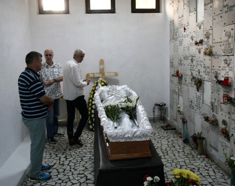 Trei coroane, flori și puține lumânări la mormântul lui nea Angelo