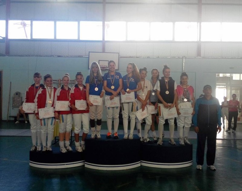 FOTO / CS Dinamo a câștigat CN de spadă pentru juniori, proba feminină pe echipe