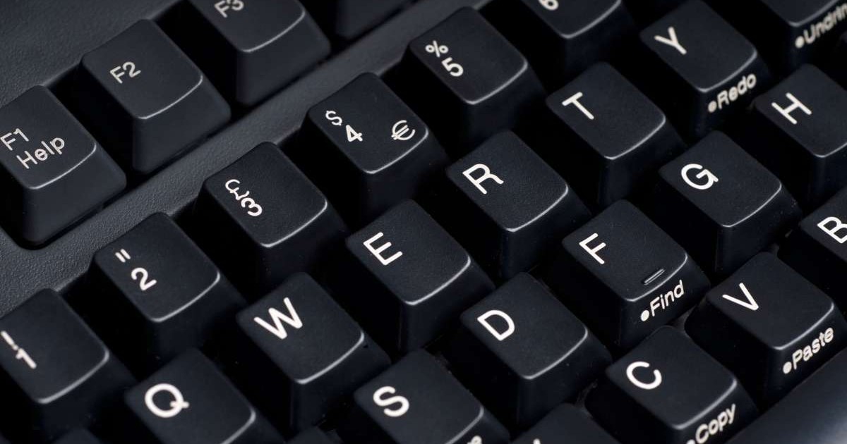 Prim-plan cu tasetele de pe o tastatură QWERTY.