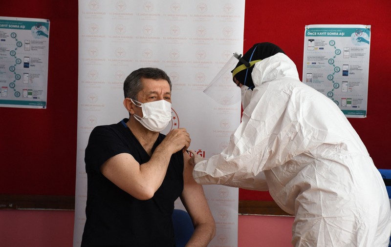 Studiu. Vaccinurile anti-COVID-19 reduc transmiterea virusului pe cale nazală și orală