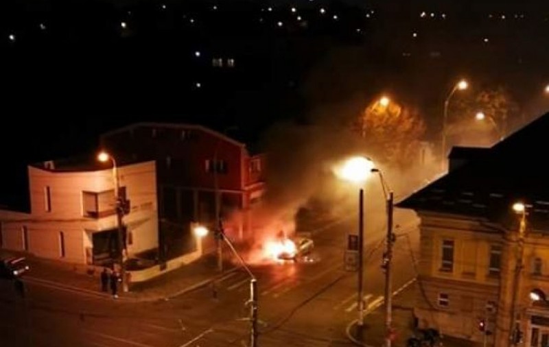 O mașină a luat foc în trafic, pe o stradă din Galați. Șoferul s-a salvat în ultima clipă