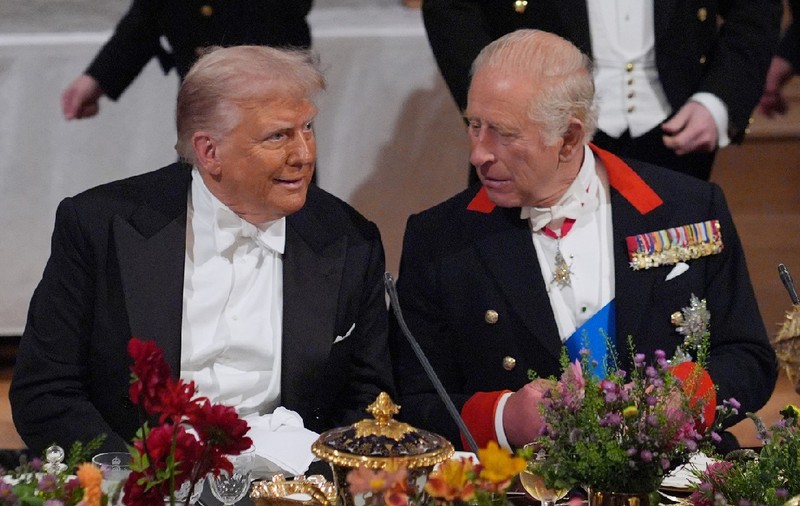 Directorul unui muzeu din SUA, forțat să demisioneze pentru că nu l-a lăsat pe Donald Trump să-i ofere regelui Charles o sabie