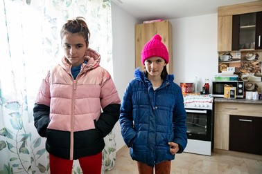 Cătălina, 14 ani, şi Andra, 10 ani, în bucătăria casei
