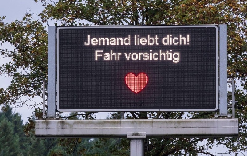 „Dragostea nu are limite, viteza are”. Cine e în spatele mesajelor care îi pun pe gânduri pe șoferi și au împânzit autostrăzile din Köln