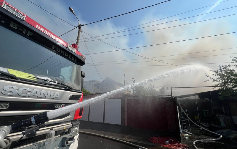 Incendiu la un ansamblu de locuințe din sectorul 2 al Capitalei. O persoană care a suferit un atac de panică, dusă la spital | VIDEO