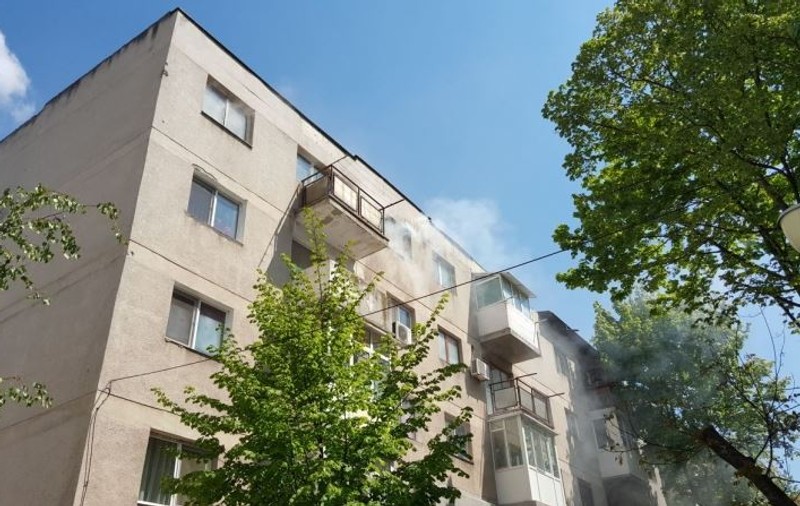 Incendiu în Slatina. Zeci de persoane, evacuate dintr-un bloc cuprins de flăcări