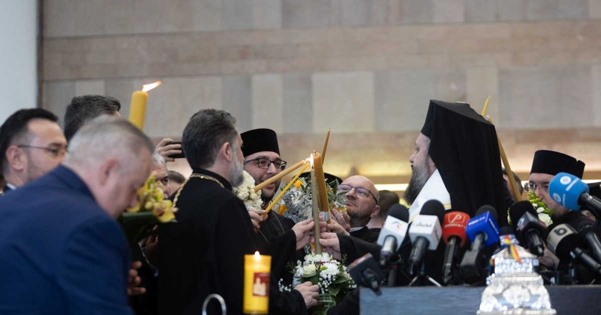 Lumina Sfanta este adusa de la Ierusalim de parintele arhimandrit Teofil Anastasoaie, Superiorul Asezamintelor Patriarhiei Romane la Locurile Sfinte, pentru a fi oferita tuturor delegatilor eparhiilor Patriarhiei Romane prezenti la Aeroportul International „Otopeni”, sambata, 19 aprilie 2025