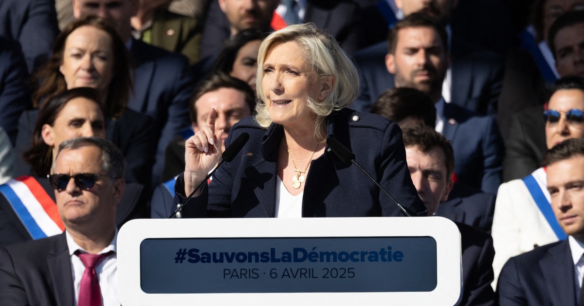 Marine Le Pen surprinsă în timp ce vorbește la mitingul organizat la Paris.