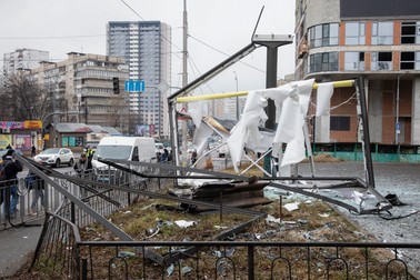 Resturile unui obiect neidentificat în urma unei explozii la Kiev, Ucraina, 24 februarie 2022. Președintele rus a autorizat o operațiune militară specială în regiunea ucraineană Donbass | Foto: EPA