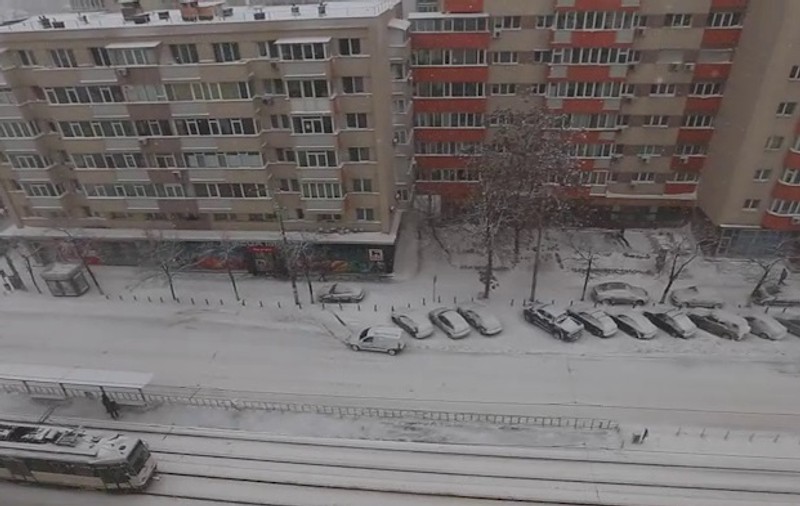 VIDEO/Viscolul din Capitală îngreunează traficul. Pe carosabil, e zăpadă ca pe trotuare, iar utilaje... deloc!