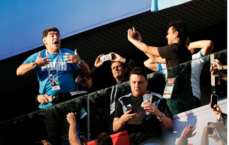 Nebunia lui Maradona, la Campionatul Mondial de fotbal Rusia 2018. ”Butoiașul” a urlat, a dormit, s-a trezit și a făcut semne obscene la meciul Argentina - Nigeria / FOTO&VIDEO
