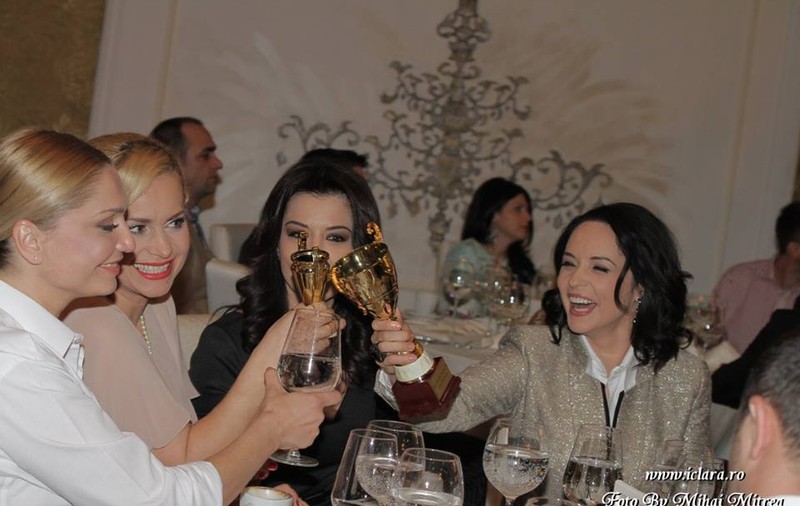 Andreea Marin şi Simona Pătruleasa, CU TROFEELE PE POST DE CUPE DE ŞAMPANIE, LA UN EVENIMENT