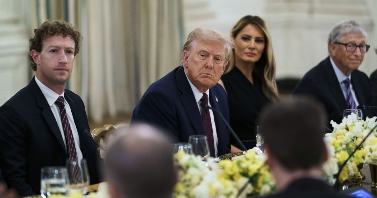 Președinte Donald Trump, centru, la o cină la Casa Albă pentru directorii marilor companii de tehnologie. Al[turi de el, asezati la masa, Prima Doamnă, Melania Trump, Mark Zuckerberg, Bill Gates, 4 septembrie 2025, Washington, Districtul Columbia, Statele Unite, pe masă se observa flori albe si galbene