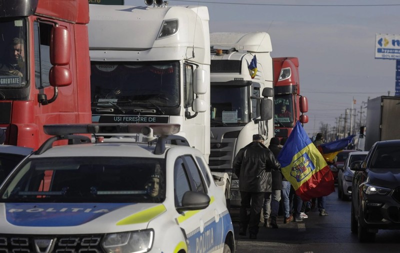 A șasea zi de proteste pentru transportatori și fermieri. Manifestații în mai multe orașe, intrările în Portul Constanța - blocate
