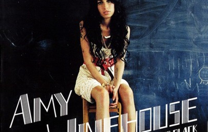 Rochia în care Amy Winehouse apare pe coperta ultimului album, vândută la licitaţie! Vezi ce sumă enormă s-a obţinut! FOTO