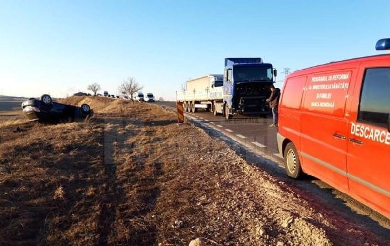 Un bărbat care tocmai se externase s-a întors la spital. Nepotul care venise să-l ia a făcut accident!