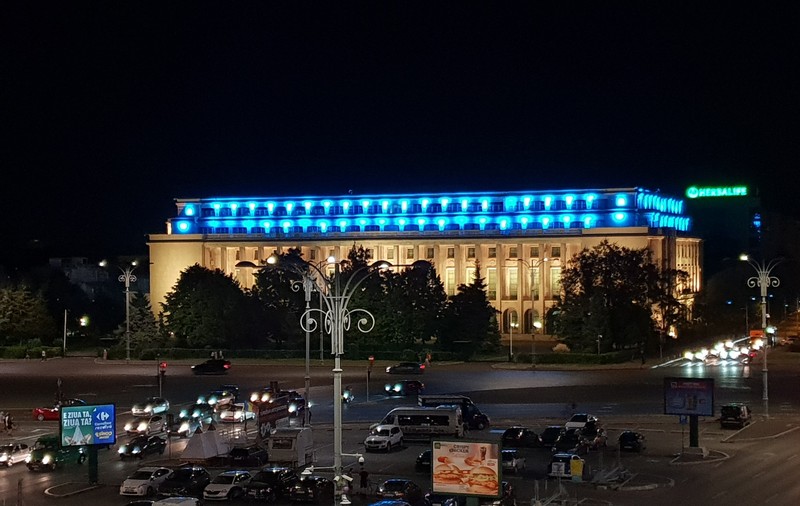 Palatul Victoria, luminat în culorile steagului Ucrainei