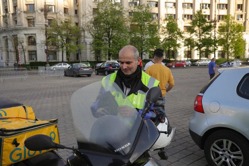 Vali a venit în Piața Constituției pe scuterul cu care livrează mâncare