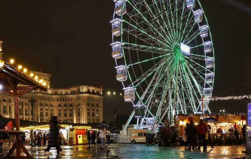 Cât costă pomana porcului și pastrama la Târgul de Crăciun organizat în Piața Constituției din București