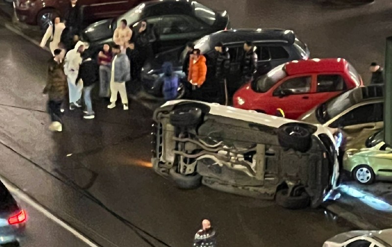 Accident în Ploiești, cu un Mercedes de lux: s-a răsturnat și a lovit 3 mașini parcate și una condusă de o femeie de 18 ani