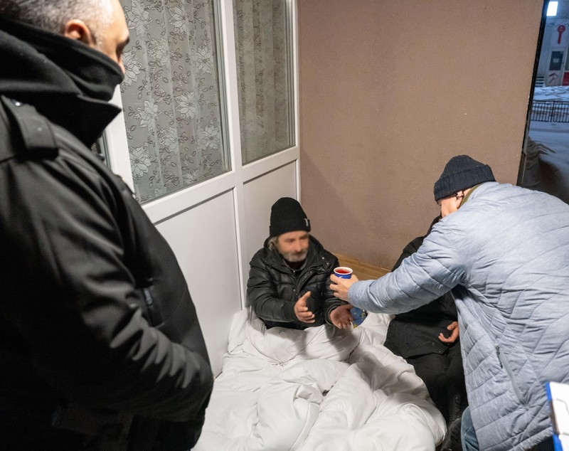 Cum poți ajuta oamenii fără adăpost în zilele geroase. Care sunt centrele comunitare din București unde aceștia pot primi hrană și căldură
