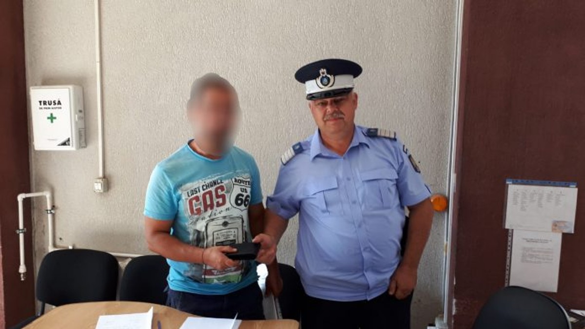 Un jandarm a găsit un portofel cu 520 de lei