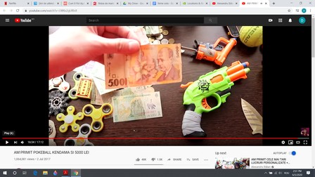 Cadouri primite de Colo de la fani: mașinuțe, spinnere, pistoale de jucărie, bancnote de 1 leu și 5 lei, monede, dar și o bancnotă de 5.000 lei.
