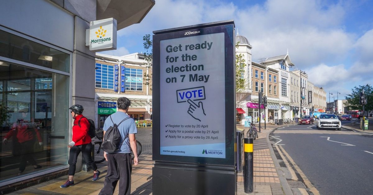 O campanie publicitară într-o stație de autobuz din Londra, Regatul Unit, care încurajează locuitorii să se înregistreze pentru a vota la alegerile locale din 7 mai 2026