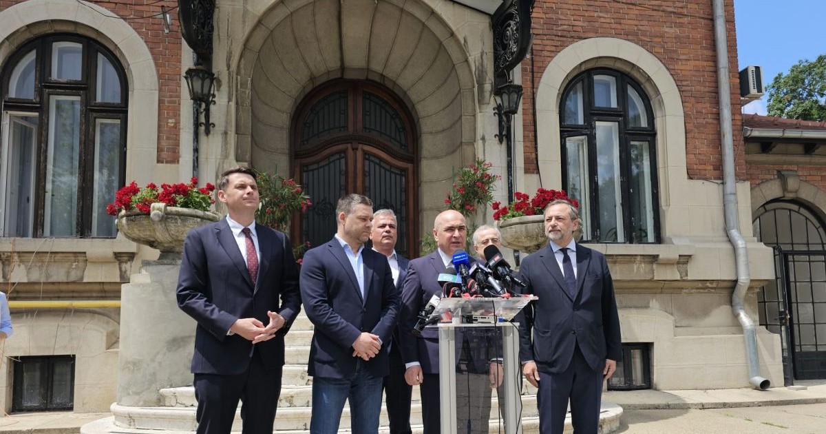 Ilie Bolojan, înconjurat de mai mulți șefi din Partidul Național Liberal, vorbește în fața sediului PNL, 8 iunie 2026
