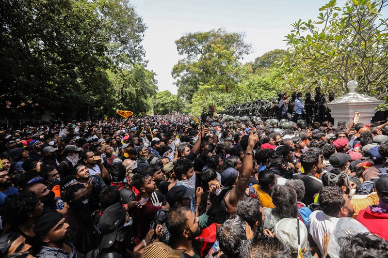 Protestatarii au năvălit miercuri în biroul premierului Ranil Wickremesinghe din Colombo. Foto: Epa
