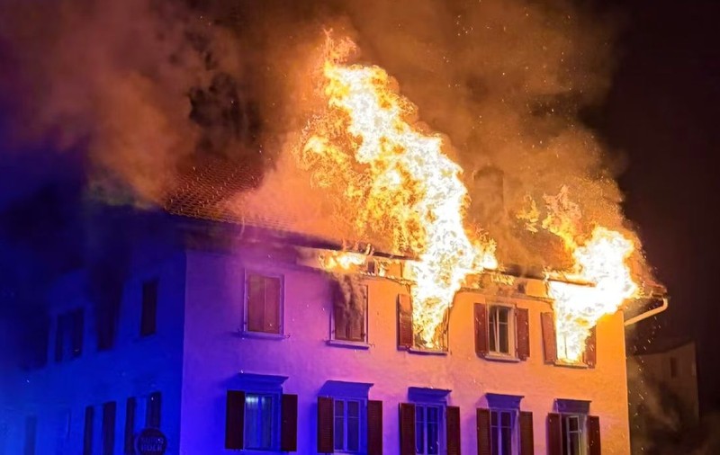 Incendiu devastator într-o clădire din Elveția. Cinci persoane sunt date dispărute, iar opt au fost rănite