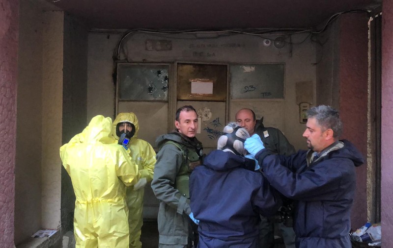 Ce echipament trebuie să poarte persoanele care intră în zonele contaminate