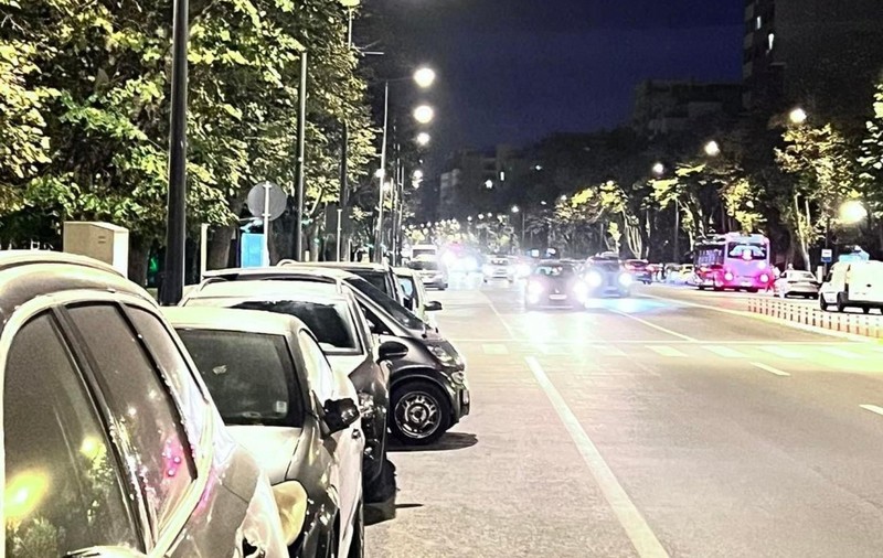 Parcare neobișnuită la Constanța, pe bulevardul Mamaia. Metoda inedită găsită de șoferul unui Smart