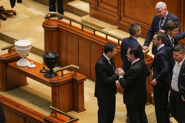 Ludovic Orban îi mulțumește lui Daniel Constantin (Pro România) pentru votul său