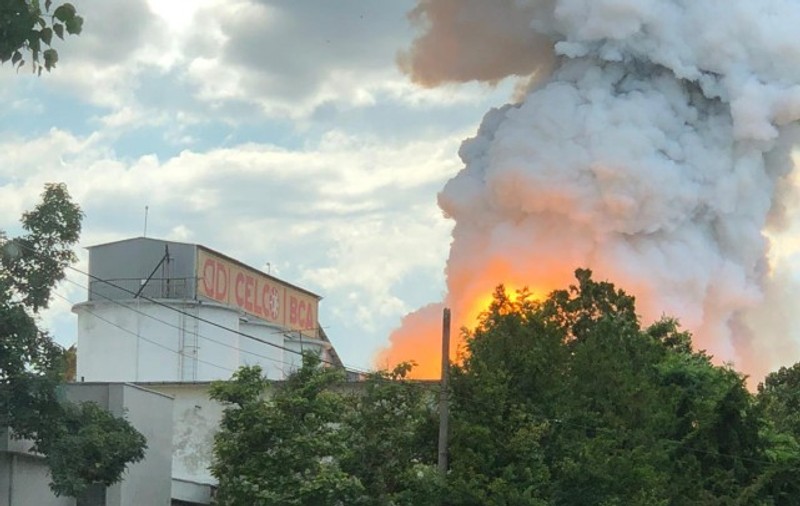 Explozie, urmată de un incendiu violent la o fabrică din Constanța. Localnicii, avertizați prin Ro-Alert