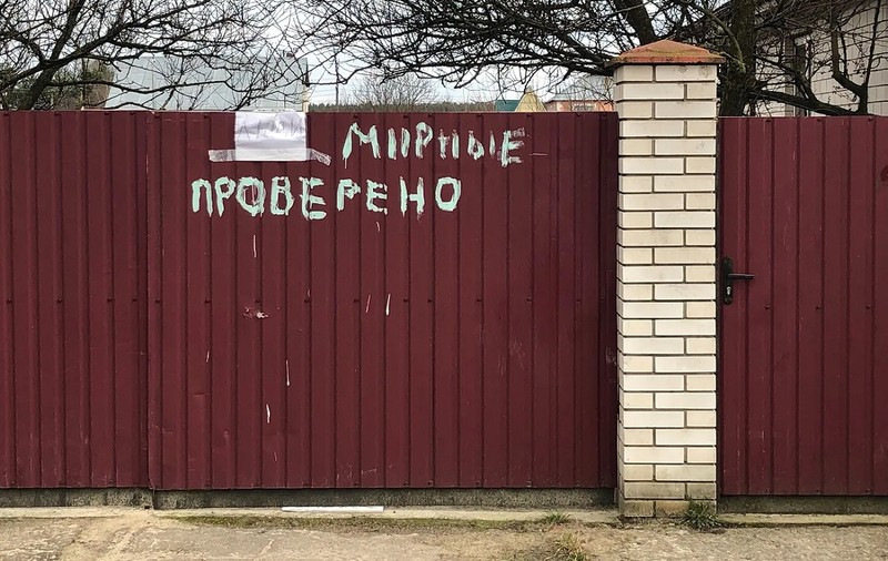 Ce s-a întâmplat în casele pe care soldații ruși au scris „Pașnic. Verificat”, într-un sat de lângă Kiev