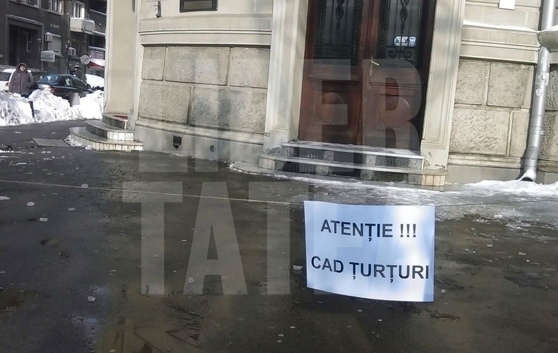 Țurțurii sunt un pericol pentru pietoni. 100 de apeluri la pompieri în Capitală, în doar două zile / FOTO