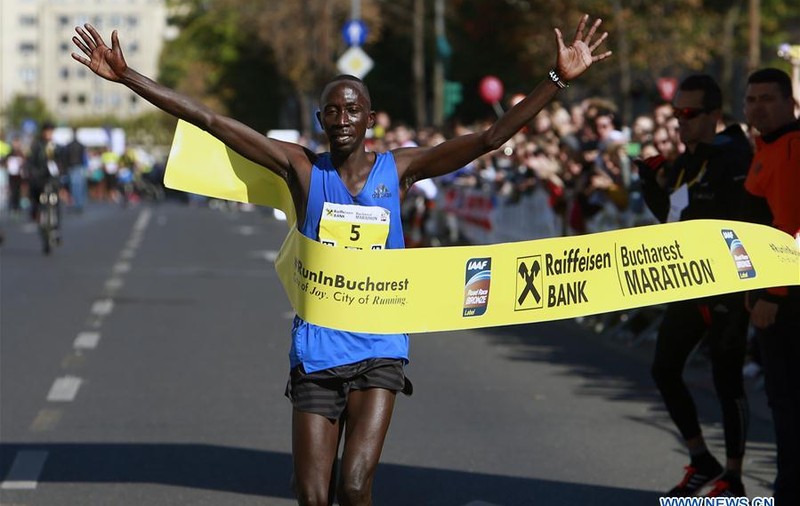 Câștigătorii Maratonului București 2018: kenyanul Hosea Kipkemboi şi etiopiana Almaz Gelana Erba