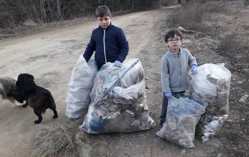 Lecție de viață predată de doi frați de 6 și 9 ani! Și-au sacrificat o zi de joacă pentru a strânge gunoaiele de pe stradă