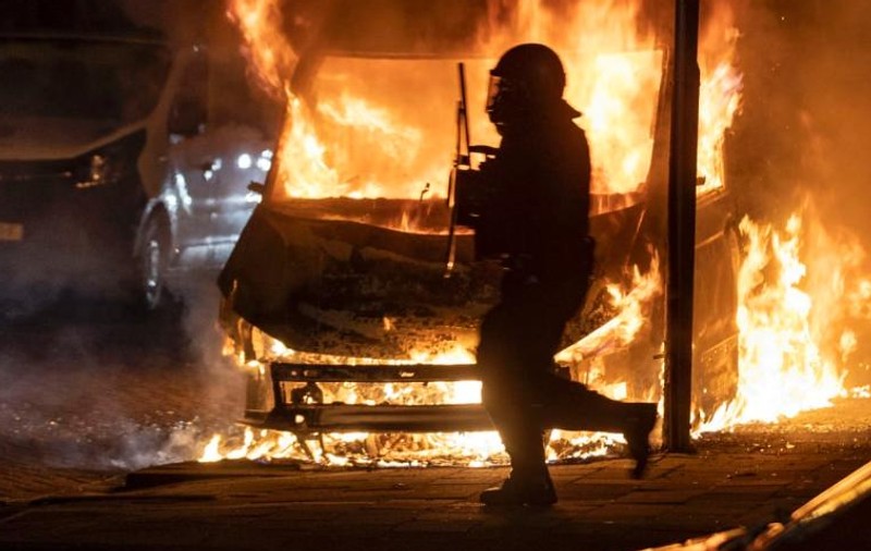Peste 150 de arestări în Olanda, după o nouă noapte de proteste violente. Manifestanții au jefuit magazine și au incendiat mașini