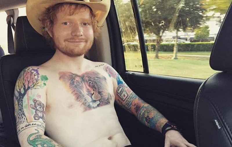 Ed Sheeran a fost implicat într-un accident cu bicicleta. S-a izbit violent de o mașină